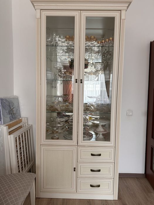 Продается шкаф-витрина, сервант