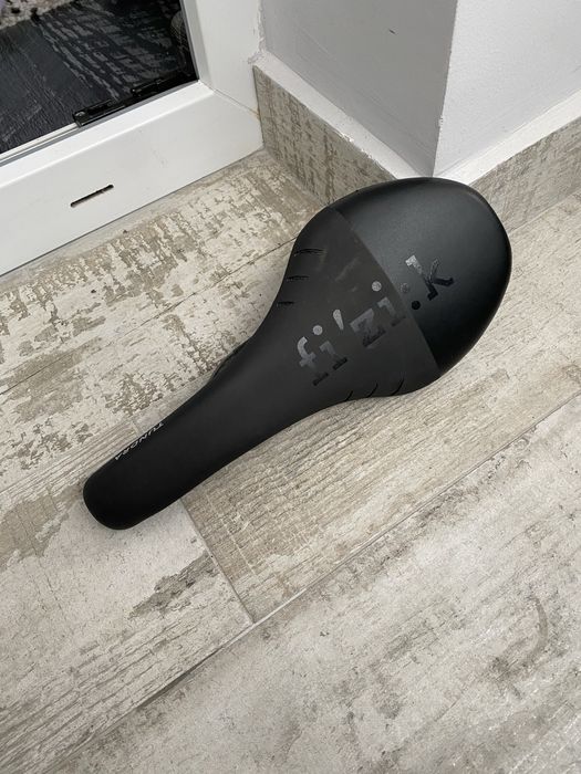 Продавам изцяло карбонова седалка fizik fi’zi:k carbon