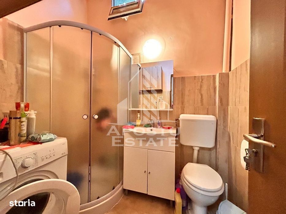 Apartament 2 camere, la curte comuna, pod mansardabil in zona Centrala