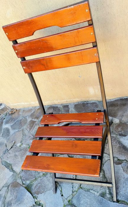 De vanzare 5 scaune pliabile de terasa structura metalica si lemn masiv