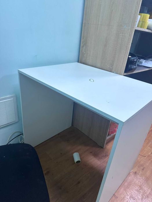 стеллажи, стол и стулья