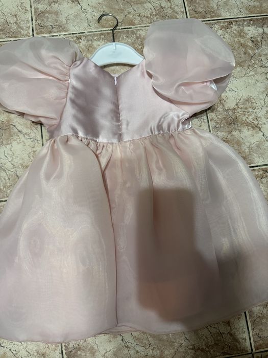 Продам нарядное  платье для девочки.