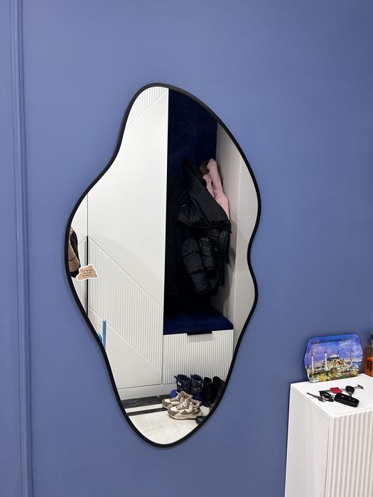 Очень стильное зеркало в идеальном состоянии