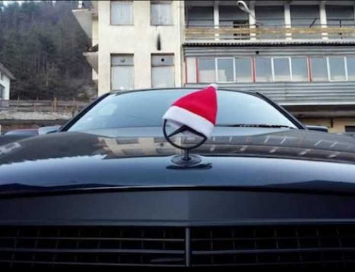 Коледна шапчица за емблемата на Мерцедес