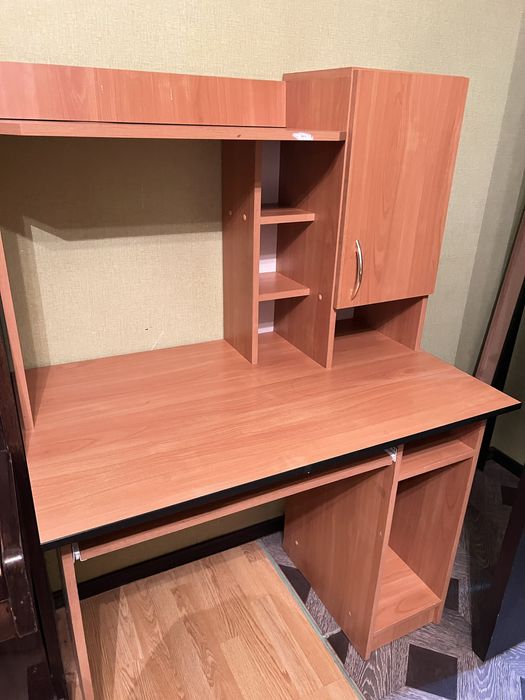 Продам компьютерный стол и пианино