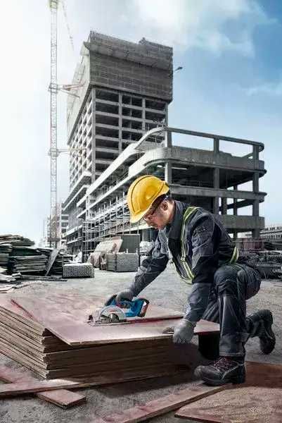 Акумулаторен ръчен циркуляр Bosch 18V GKS 18V-51 ,140 mm , без батерии и зарядно