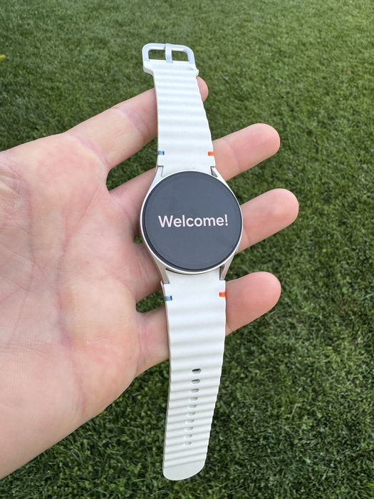 Samsung Galaxy Watch7 41mm model SM-L300 ORIGINAL folosit cateva saptamani impecabil ca NOU culoare albe - include cablu de incarcare