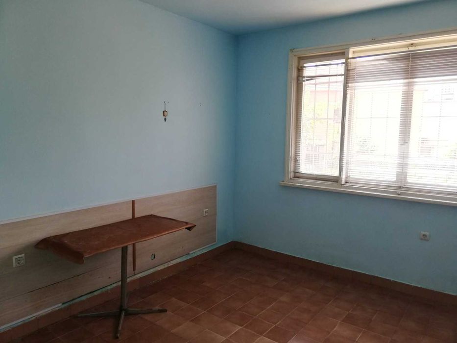 Mонолитна къща близнак в широкия център на гр. Казанлък, под Полицията