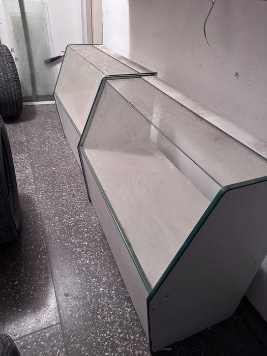 Витрина переднего плана стекло