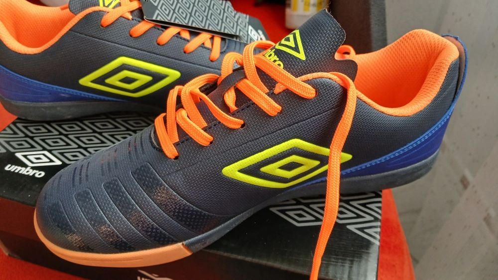Vand ghete de fotbal UMBRO NOI marimea 38( 24 cm)