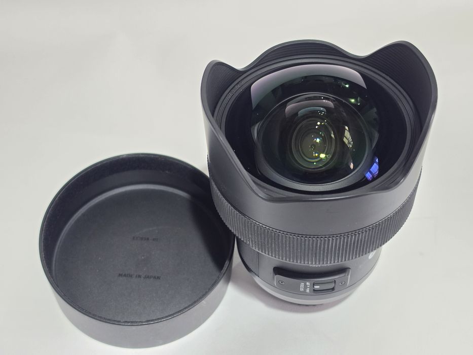 Sigma 14mm f1.8 Nikon .Prezinta o zgărietură de 1 cm pe sticla frontală . Nu afectează imaginea.