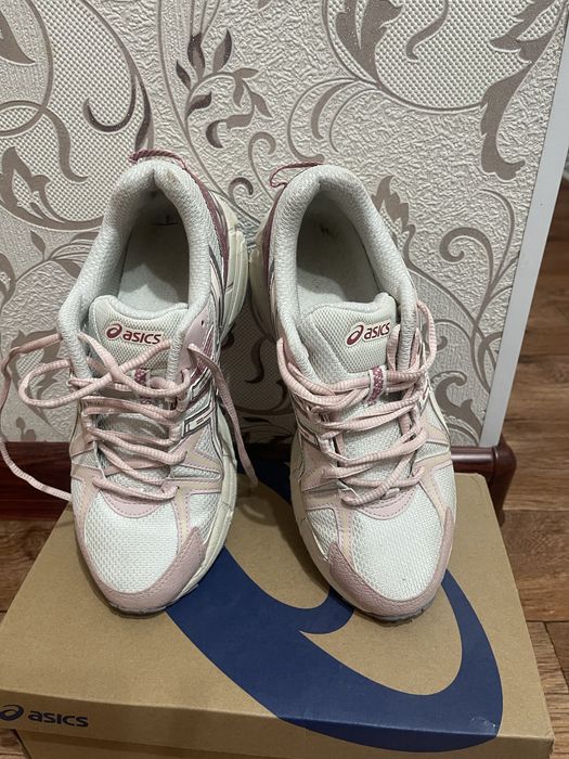 Продам кроссовки Асикс оригинал б/у в отличном состоянии.