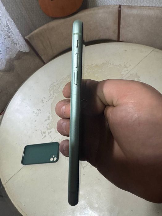 Айфон 11 на 128  продам