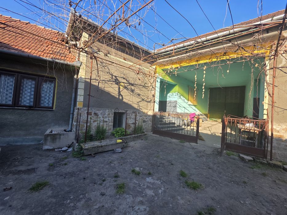 De vânzare casă spațioasă la țară, întreținută, cu anexe și baie nouă