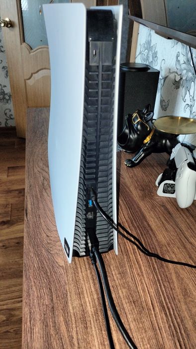 Плейстейшен 5 с двумя джойстиками