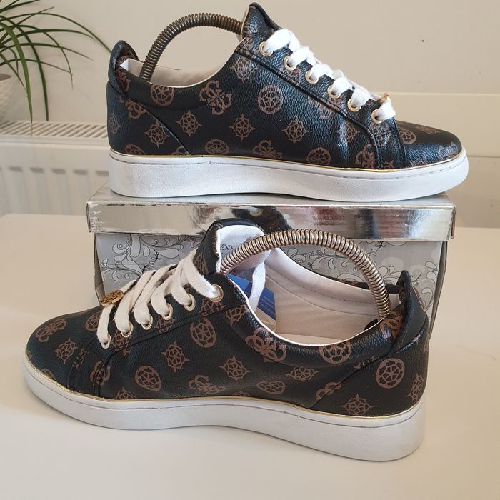 Pantofi Guess masura 40