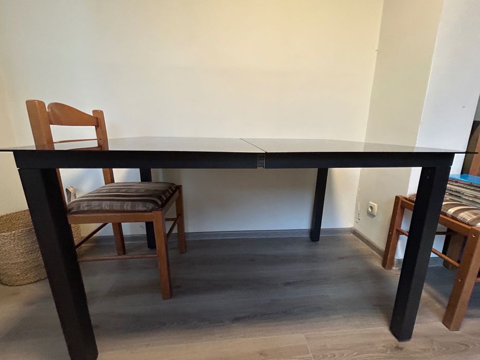 Комплект: разтягаща се маса и 4 стола