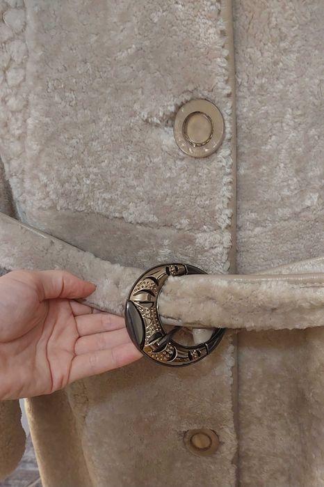 Blana naturala gri, lunga, de mouton, cu detaliu de nurca la gluga