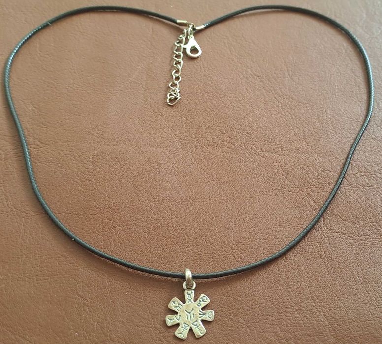 чокър .      .         .