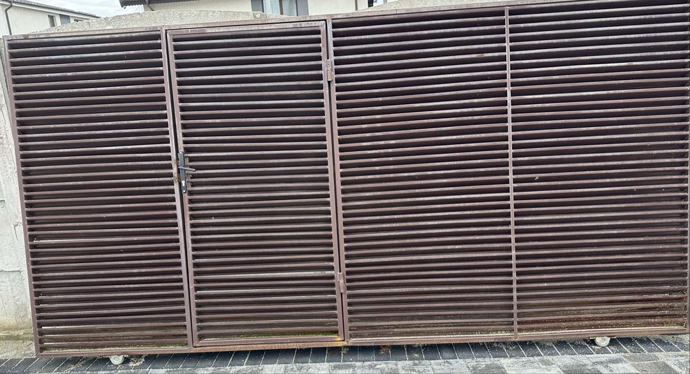 Vând poartă stil jaluzea