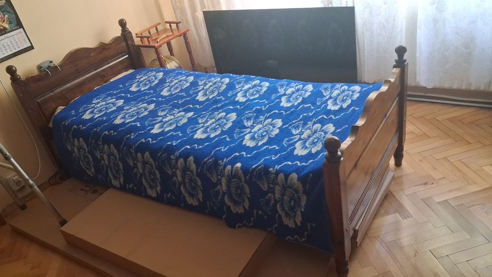 ПОДАРЯВАМ гардероб и единично легло