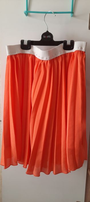 Поли оранжева и зелена