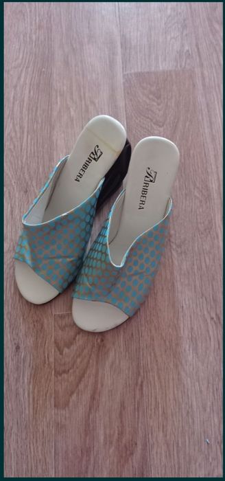 Продам босоножки