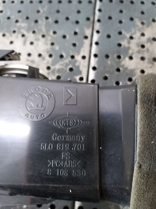 Grila ventilatie bord stanga skoda yeti 5l 5l0819701