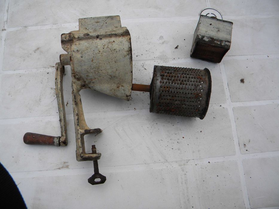 Masina macinat nuci veche