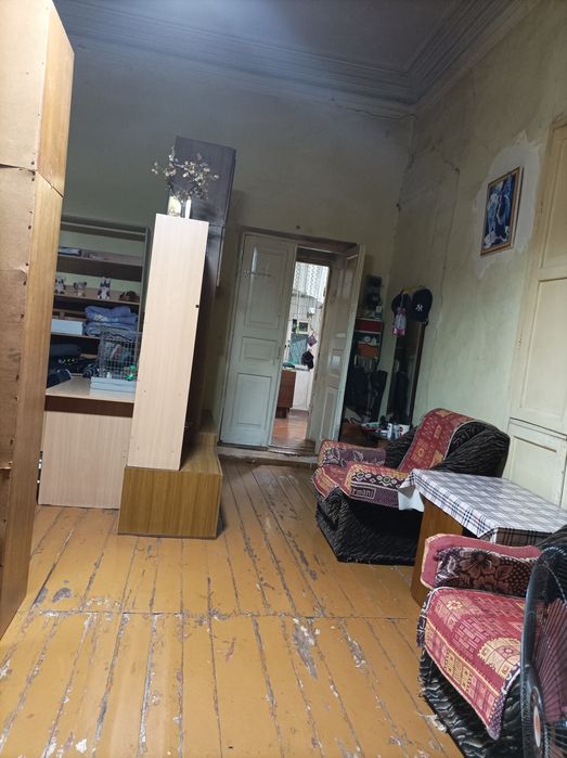 Продается Дом в общем дворе,в центре города