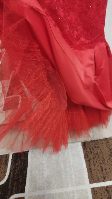 Продам праздничное платье на девочку.