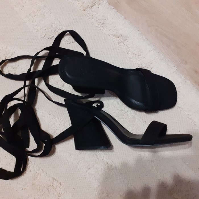 Елегантни дамски сандали.