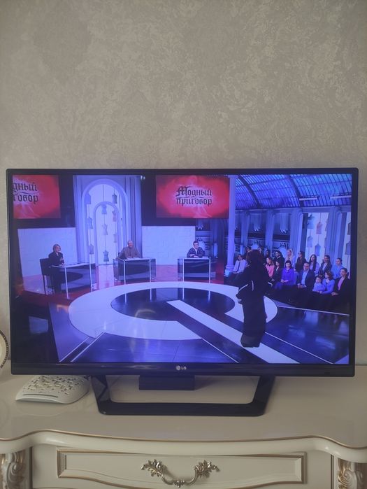 Телевизор LC ,диагональ  106 в отличном состоянии