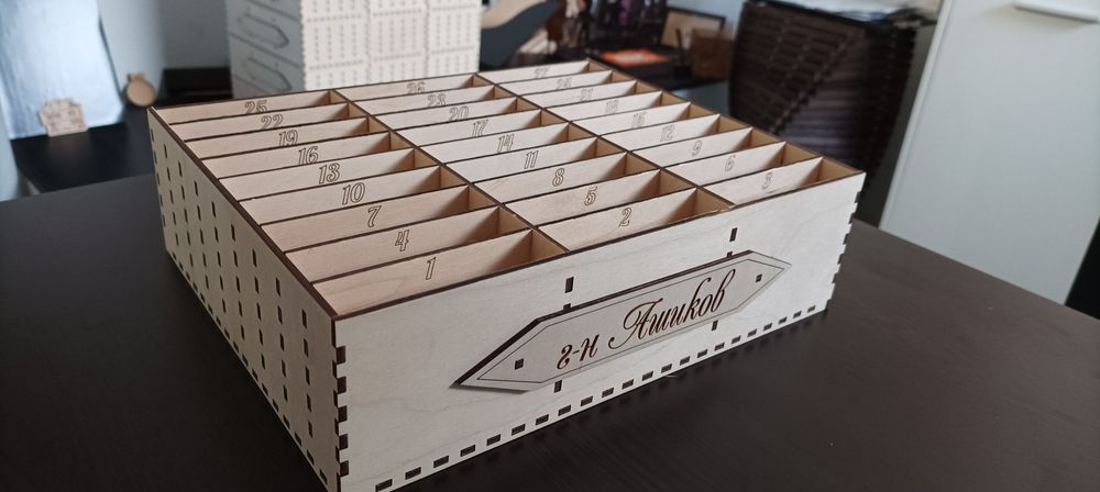 Училищна поставка за мобилни телефони.