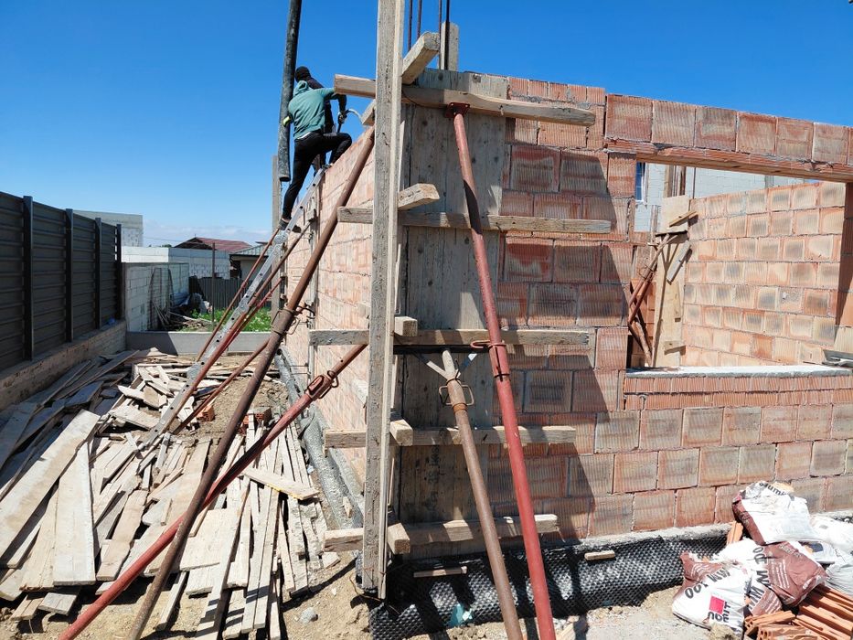 Case la rosu , blocuri , fundatii , structuri din beton armat .