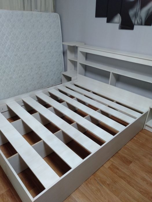 Продам кровать без матраса