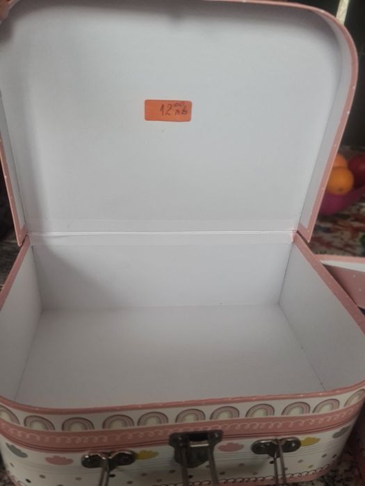 Продават се куфарчета