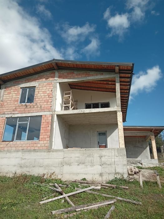 Casa de vânzare lângă sala polivalentă