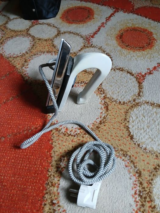 Fier de călcat vechi funcționabil românesc