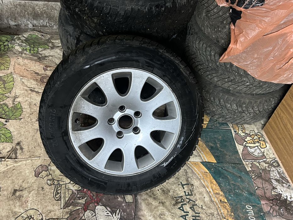 Продам комплект зимней резины R16