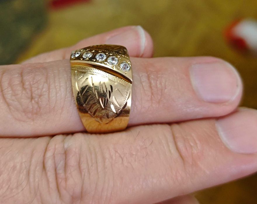 Женское золотое кольцо