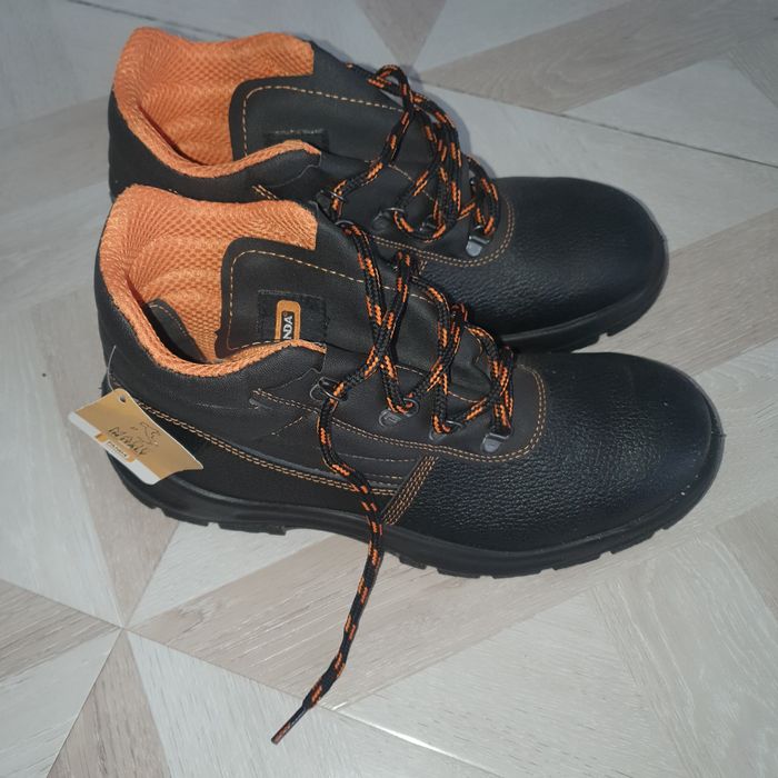 Продам рабочие ботинки сорок три размер