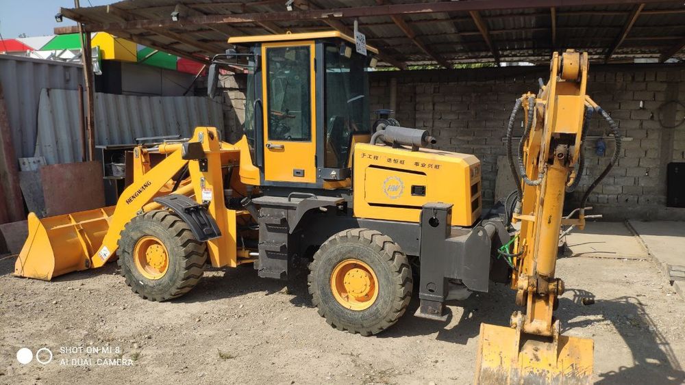 Погрузчик и экскаватор