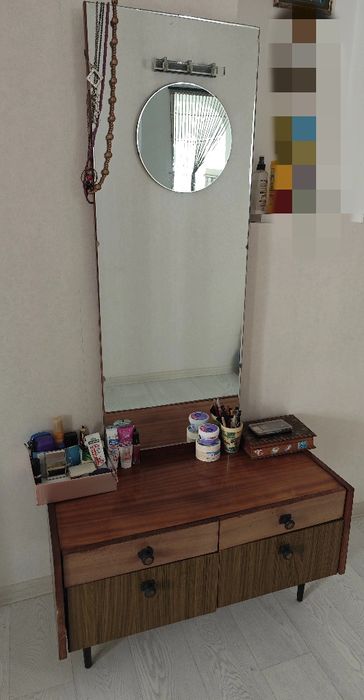 Продам трюмо с зеркалом