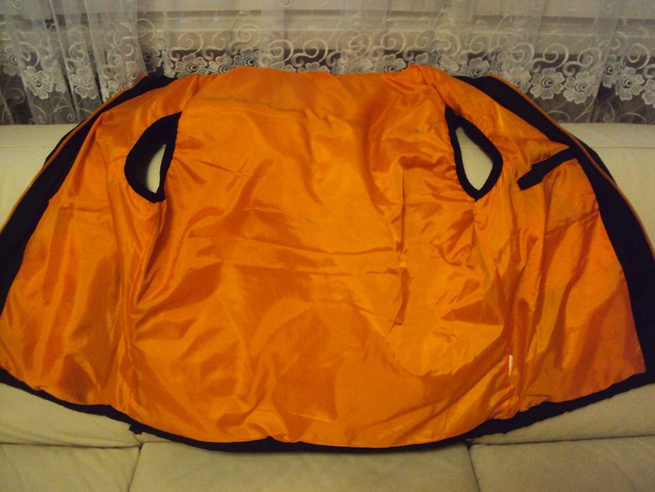 Грейка със сваляща се качулка черна с оранжева подплата