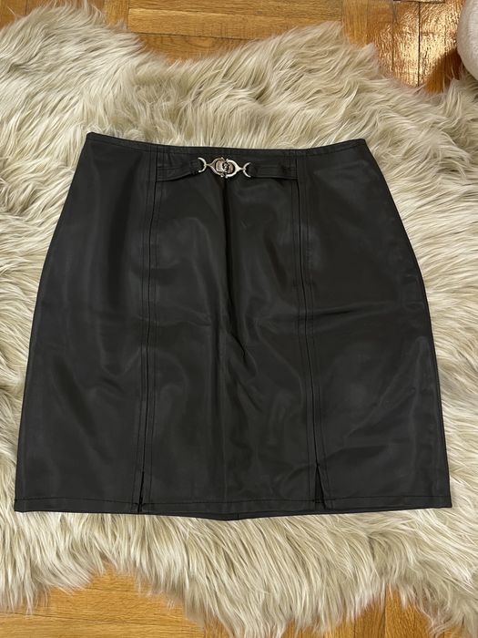 Черна къса пола.