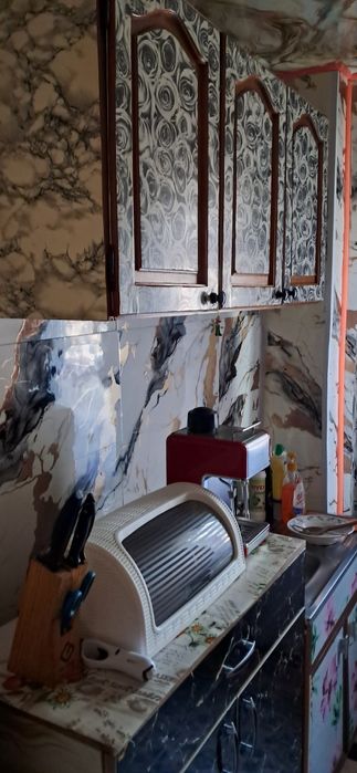 Vind apartament cu doua camere etaj 1cu următoarele ambunătătiri marmură parchet melaminat termopane tot apartamentul convertor boiler electric ușă me