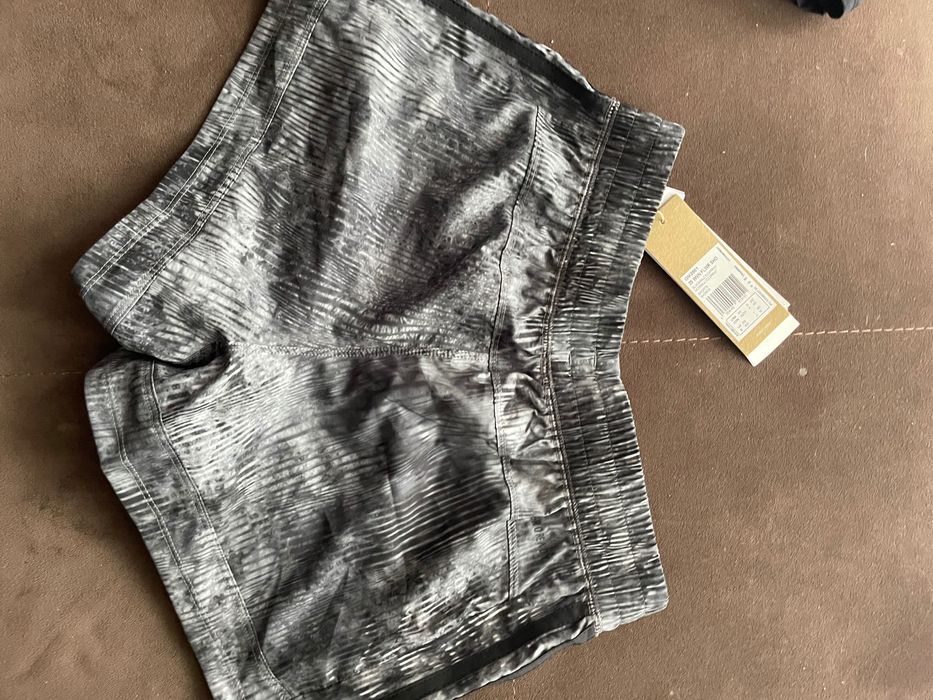 Намалавяма Нови къси панталонки Адидас, оригинални размер xs