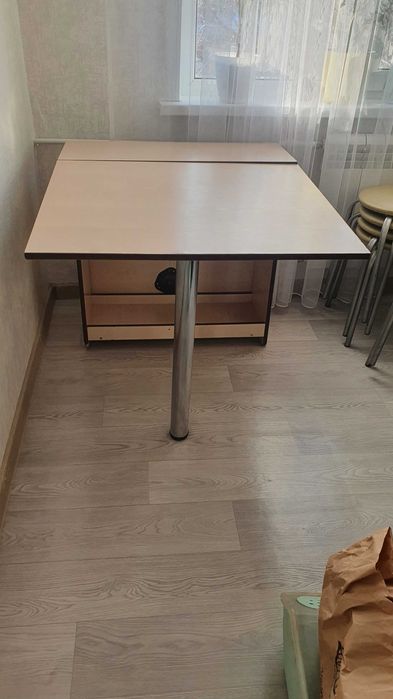 Стол книжка и табуретки