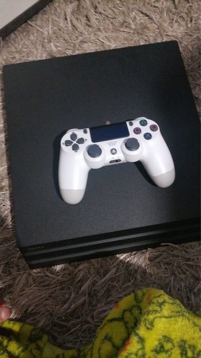 Ps4 pro care vine cu un controler si 3 jocuri